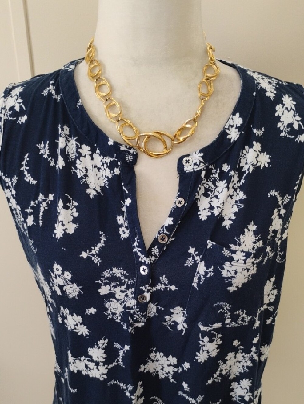 Liz Claiborne Navy and White Sleeveless Floral Henley Top - Picture 2 of 7